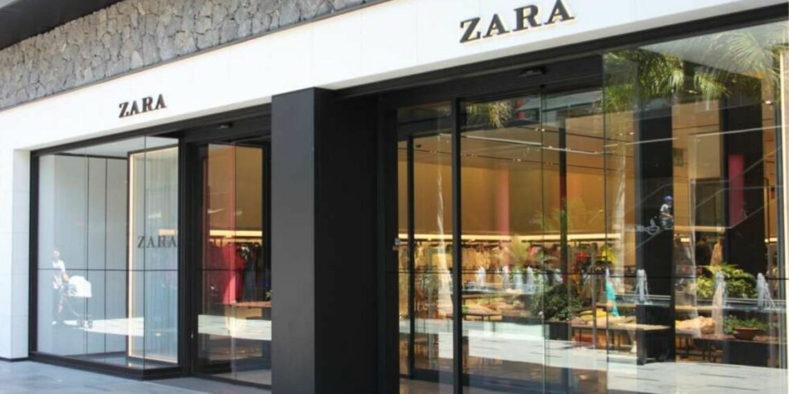 Zara clona el pantalón dorado de Sara Carbonero que cautivo España hace  unas semanas