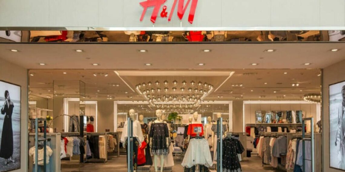 H&M vende el vestido drapeado con más éxito para Navidad