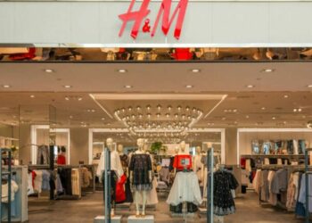 H&M vende el vestido drapeado con más éxito para Navidad