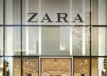 Zara ofrece un pantalón de lentejuelas para Navidad que compran mujeres de todas las edades