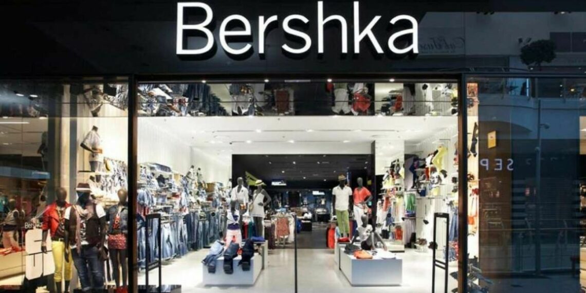Bershka tiene los pantalones de campana ahora en tendencia y son de lo más ochenteros.