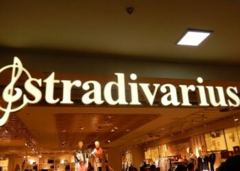 Stradivarius tiene un nuevo pantalón muy favorecedor por su efecto vientre plano