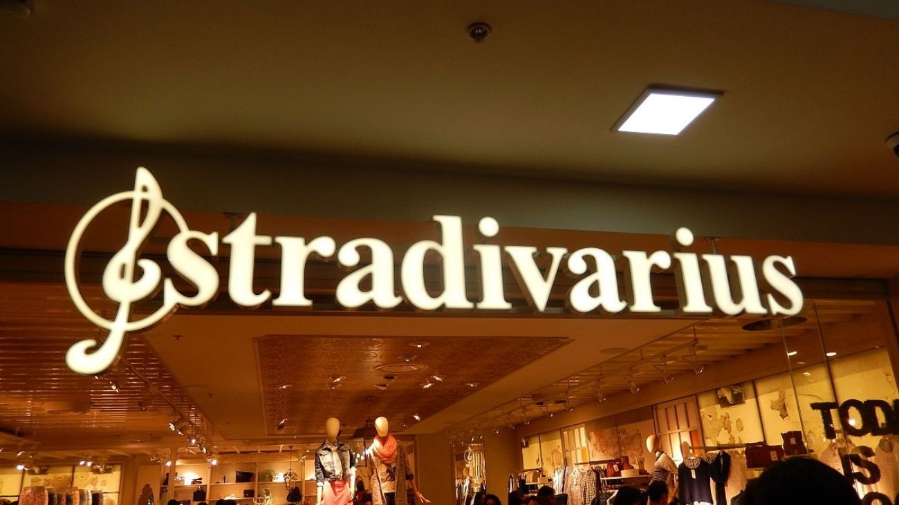 Stradivarius tiene un nuevo pantalón muy favorecedor por su efecto vientre plano