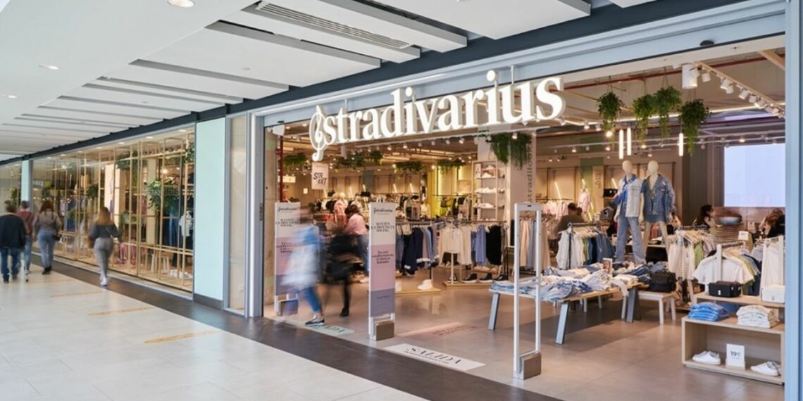 El mono ultra minimal ha vuelto a Stradivarius una prenda ideal que ya arrasó el año pasado
