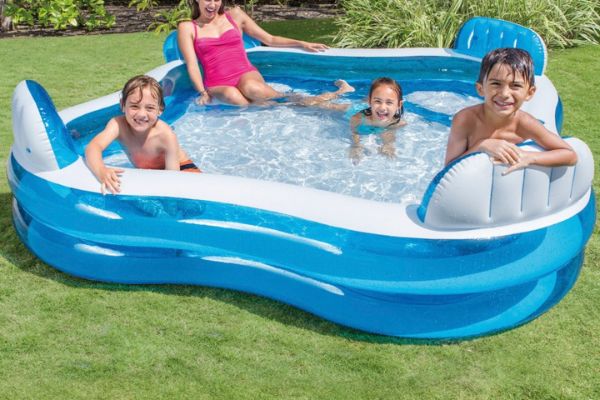 La piscina inflable más vendida de Lidl tiene asientos respaldos y más