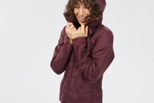 La chaqueta impermeable de Decathlon más barata para hacer deporte sin mojarte