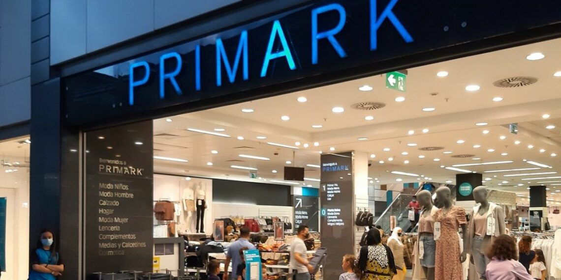 Llegaron a Primark los vaqueros de moda a un precio imbatible ahora son los más buscados