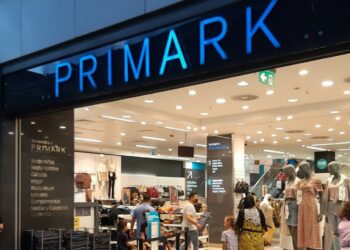 Llegaron a Primark los vaqueros de moda a un precio imbatible ahora son los más buscados