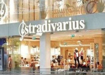 La chaqueta acolchada de Stradivarius en tendencia ideal porque estiliza la figura
