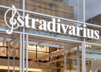Vestidos rebajados de Stradivarius por menos de 20 euros ideales para esta temporada