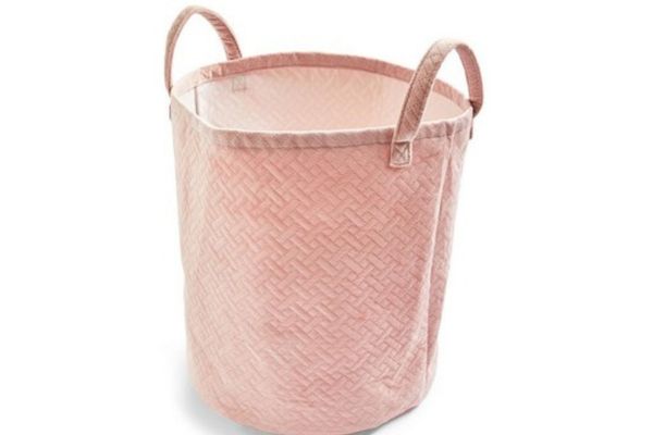 La cesta para la colada de Primark por 6 euros que puedes guardar sin ocupar apenas espacio
