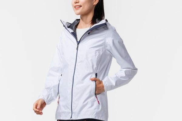 La chaqueta impermeable de Decathlon más vendida por su calidad y precio bajo