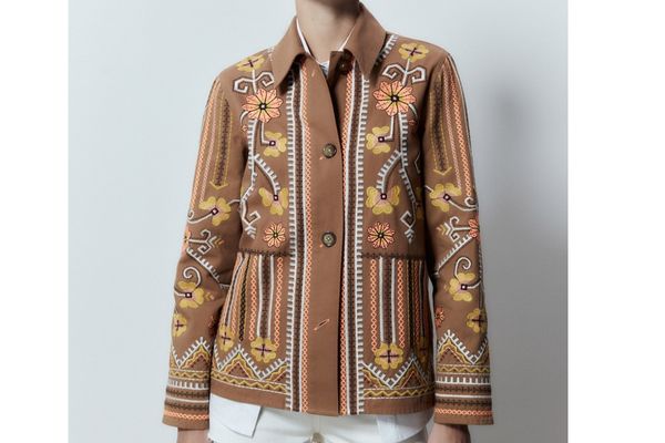 La nueva chaqueta flúor de Sfera con bordado de flores y cuello camisero