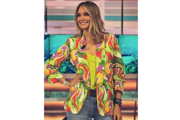 Alba Carrillo transmite alegría con su nueva americana estampada de motivos abstractos