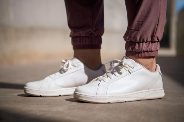 Decathlon nos enamora con unas zapatillas blancas para caminar que combinan con todo