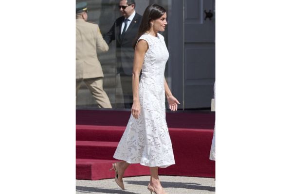 El espectacular vestido blanco de Sfera que lució la reina Letizia está en El Corte Ingles