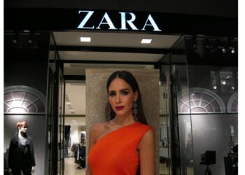 Rocío Osorno espectacular con el vestido color naranja pura tendencia de Zara