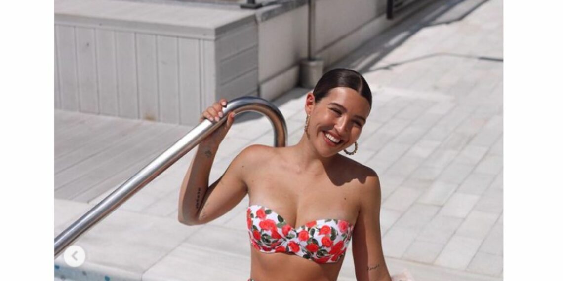 Alba Díaz luce un precioso bikini con estampado de rosas muy favorecedor y económico