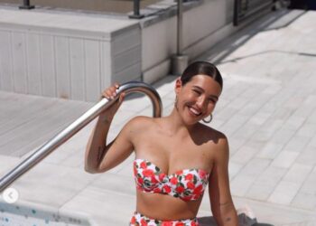 Alba Díaz luce un precioso bikini con estampado de rosas muy favorecedor y económico
