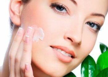 La crema facial antiedad que triunfa porque hidrata y regenera la piel la tienes en Lidl