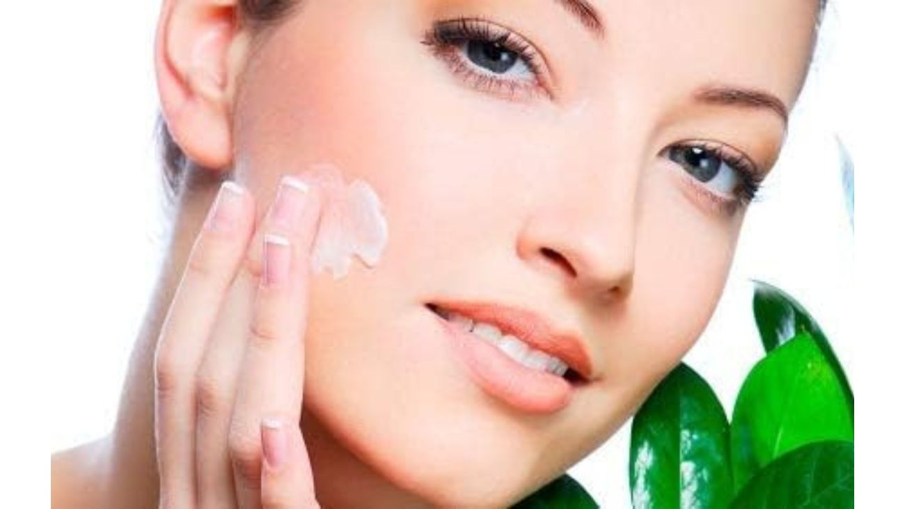 La crema facial antiedad que triunfa porque hidrata y regenera la piel la tienes en Lidl