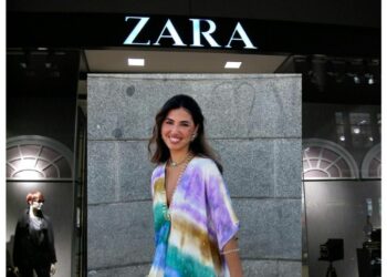 María Segarra añade a su armario el vestido túnica multicolor de Zara ideal para tus vacaciones