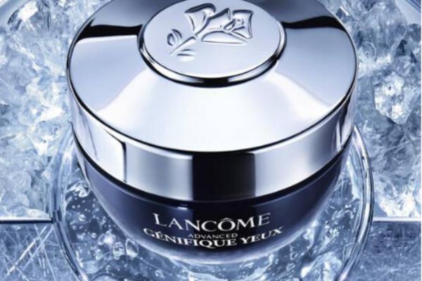 Reparten muestras gratis de la crema contorno de ojos de Lancôme