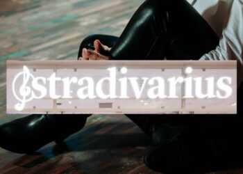 El pantalón pitillo efecto piel en Stradivarius