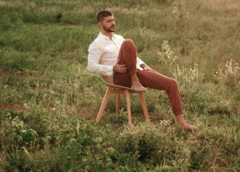 Pantalones chinos elásticos para hombre: la alternativa cómoda y versátil para cualquier ocasión